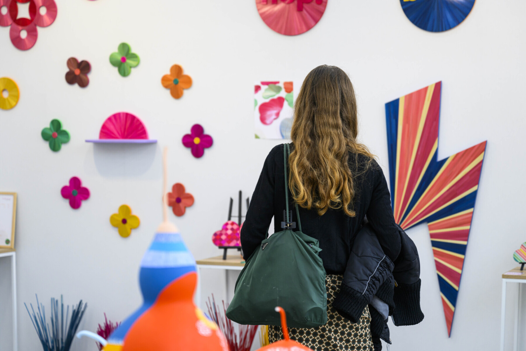 Une visiteuse regardant le stand de Hop!studio à Ob’Art Plaine Commune 2024